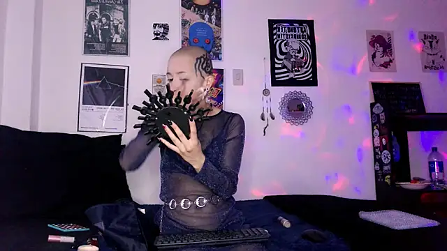 plutonbluemooon333 online show from 10/09/25, 10:21