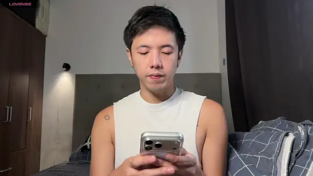 Snapshot of Addictiveboi chatting on 06/20/26, 02:27 Addictiveboi online show from 06/20/26, 02:27