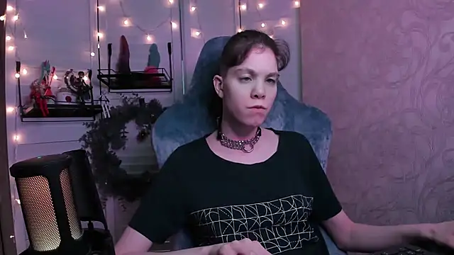 Snapshot of aestheticbeing chatting on 12/17/25, 12:43 aestheticbeing online show from 12/17/25, 12:43