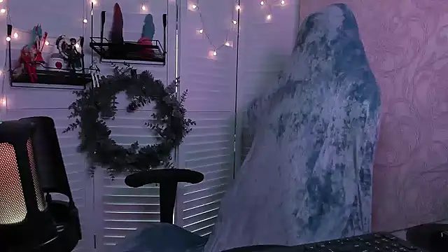 Snapshot of aestheticbeing chatting on 12/15/25, 12:11 aestheticbeing online show from 12/15/25, 12:11