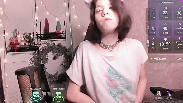 Snapshot of aestheticbeing chatting on 12/18/25, 12:09 aestheticbeing online show from 12/18/25, 12:09