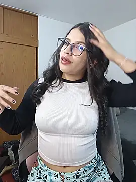 Snapshot of asumi_18 chatting on 11/20/25, 01:06 asumi 18 online show from 11/20/25, 01:06