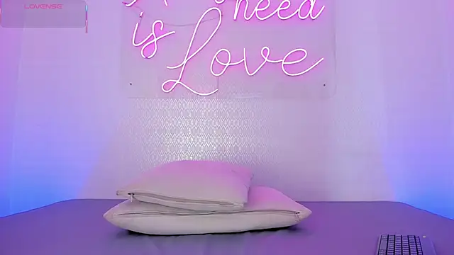 aleksandramiller  online show from 10/02/25, 12:52