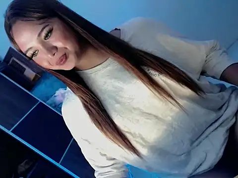 Snapshot of Sweet_angelinax chatting on 10/18/25, 04:47 Sweet angelinax online show from 10/18/25, 04:47