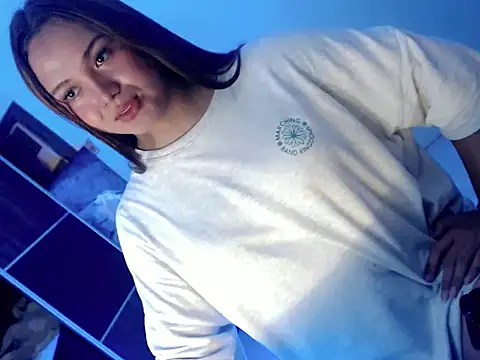 Snapshot of Sweet_angelinax chatting on 10/15/25, 04:22 Sweet angelinax online show from 10/15/25, 04:22