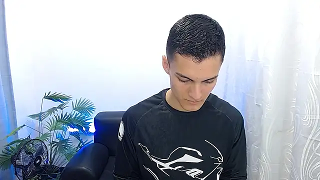 Snapshot of Matiius18 chatting on 09/12/25, 01:44 Matiius18 online show from 09/12/25, 01:44