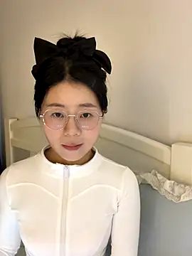 Snapshot of Ella-A9 chatting on 10/26/25, 06:14 Ella-A9 online show from 10/26/25, 06:14