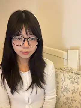 Snapshot of Ella-A9 chatting on 11/18/25, 04:32 Ella-A9 online show from 11/18/25, 04:32