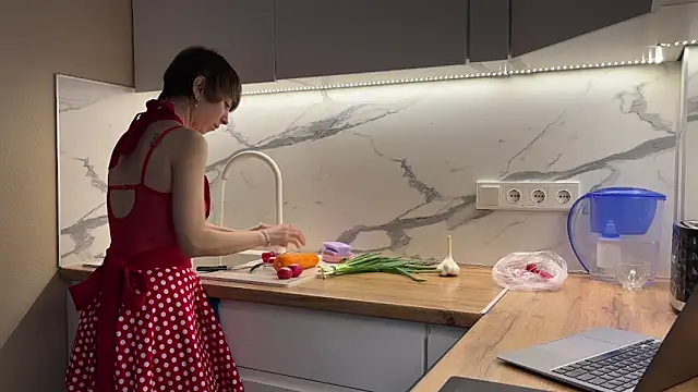 daniellia  online show from 04/21/26, 02:23