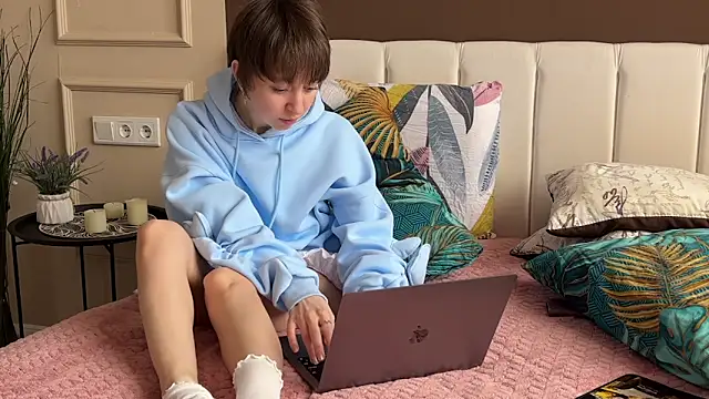 daniellia  online show from 03/28/26, 02:18