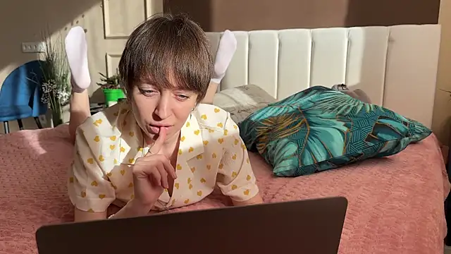 daniellia  online show from 04/20/26, 02:18