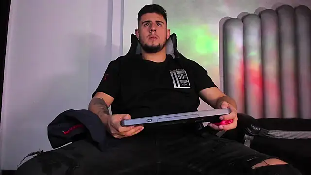 Snapshot of ryan_evanss chatting on 09/21/25, 05:01 ryan evanss online show from 09/21/25, 05:01