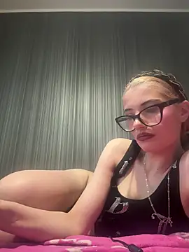 Snapshot of Larra69 chatting on 06/10/26, 04:41 Larra69 online show from 06/10/26, 04:41