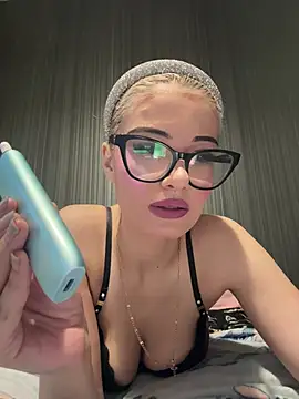 Snapshot of Larra69 chatting on 06/23/26, 05:55 Larra69 online show from 06/23/26, 05:55