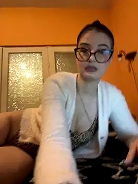 Snapshot of Larra69 chatting on 12/18/25, 06:01 Larra69 online show from 12/18/25, 06:01