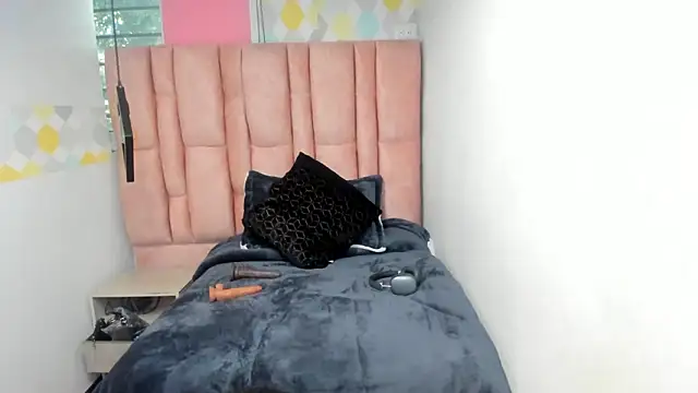 Kiara Cruz   online show from 09/25/25, 07:31