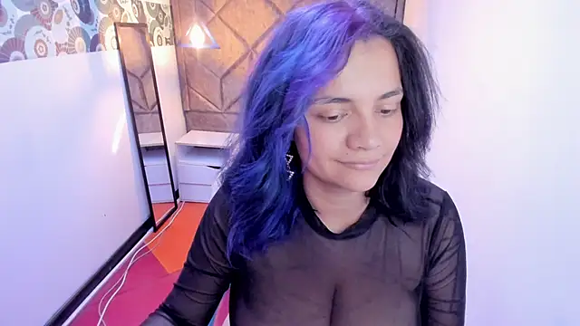 Kiara Cruz   online show from 11/05/25, 08:23