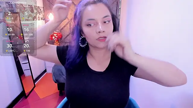 Kiara Cruz   online show from 11/24/25, 08:20