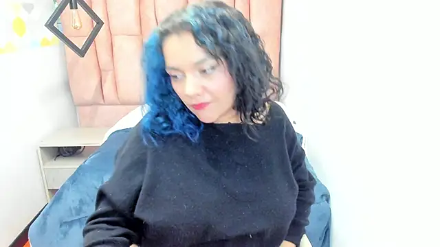 Kiara Cruz   online show from 10/17/25, 08:32