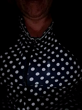 Snapshot of Uzhili chatting on 10/28/25, 06:51 Uzhili online show from 10/28/25, 06:51