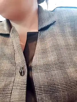 Snapshot of Uzhili chatting on 10/29/25, 12:04 Uzhili online show from 10/29/25, 12:04