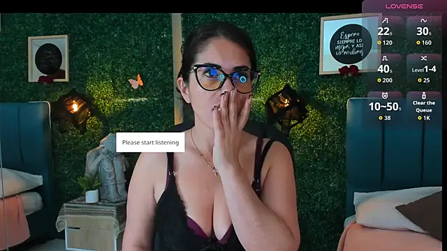 Snapshot of Linagh_ chatting on 10/23/25, 11:42 Linagh online show from 10/23/25, 11:42