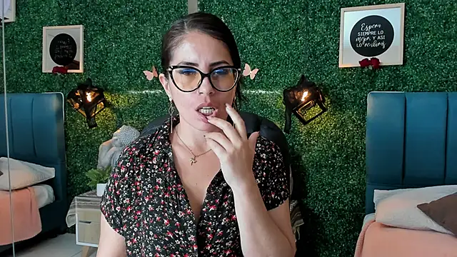 Snapshot of Linagh_ chatting on 10/22/25, 11:42 Linagh online show from 10/22/25, 11:42