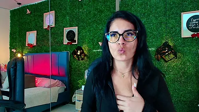 Snapshot of Linagh_ chatting on 11/10/25, 11:48 Linagh online show from 11/10/25, 11:48