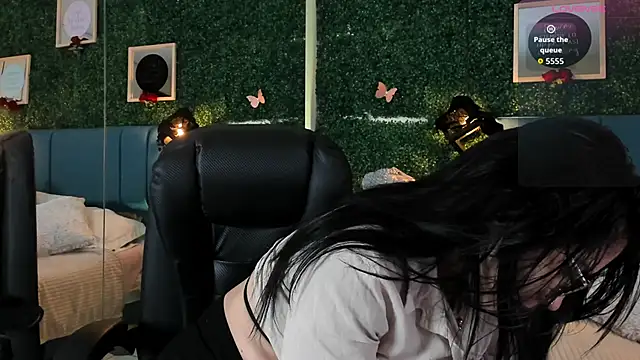 Snapshot of Linagh_ chatting on 11/24/25, 12:05 Linagh online show from 11/24/25, 12:05