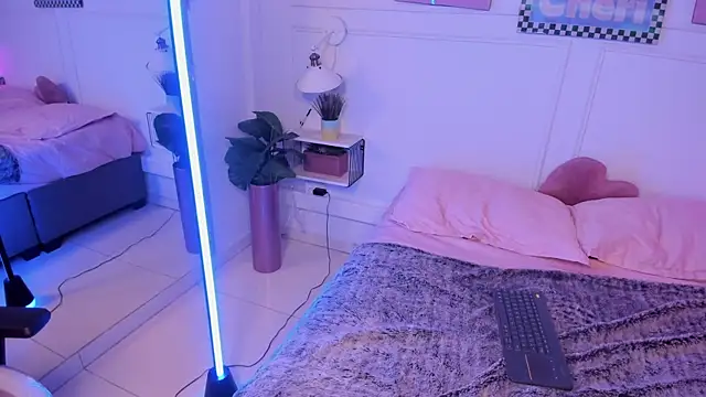 Zoe Lynch  online show from 04/21/26, 12:01