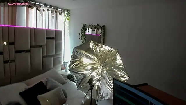 Zoey thompson online show from 12/02/25, 07:48