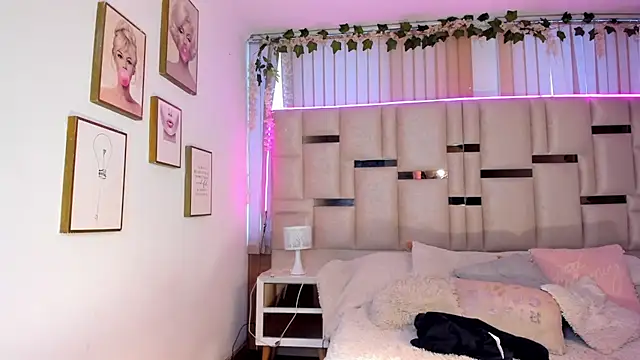 Zoey thompson online show from 03/09/26, 07:50