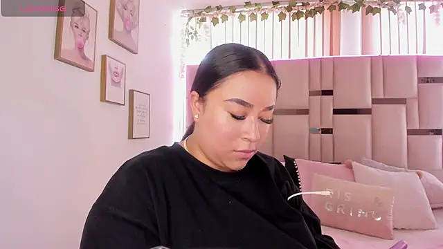 Zoey thompson online show from 11/30/25, 03:35