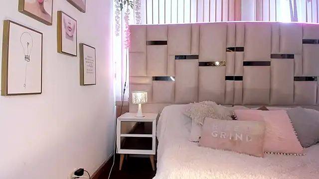 Zoey thompson online show from 02/24/26, 07:37