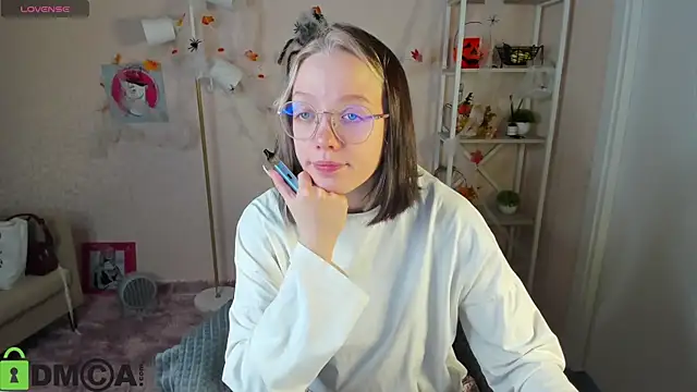 Snapshot of R0cket_bunny chatting on 10/28/25, 01:06 R0cket bunny online show from 10/28/25, 01:06