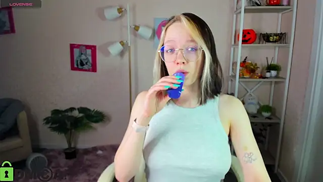 Snapshot of R0cket_bunny chatting on 11/15/25, 01:09 R0cket bunny online show from 11/15/25, 01:09