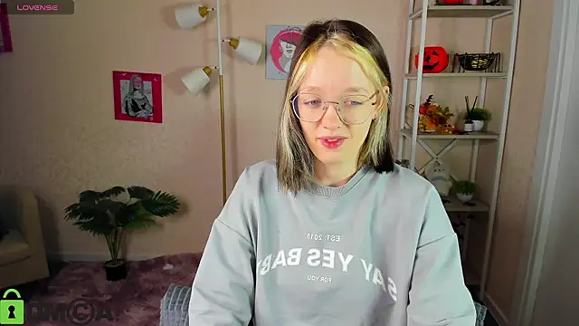 Snapshot of R0cket_bunny chatting on 11/17/25, 01:09 R0cket bunny online show from 11/17/25, 01:09