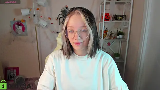 Snapshot of R0cket_bunny chatting on 10/27/25, 01:06 R0cket bunny online show from 10/27/25, 01:06