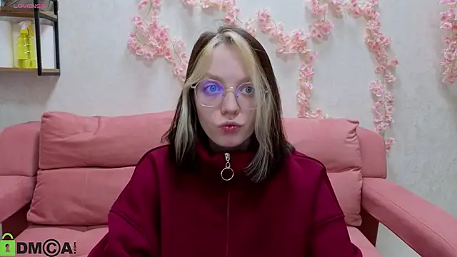 Snapshot of R0cket_bunny chatting on 12/03/25, 01:06 R0cket bunny online show from 12/03/25, 01:06