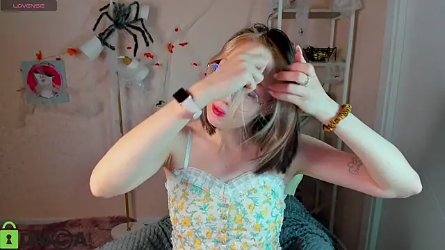 Snapshot of R0cket_bunny chatting on 11/05/25, 01:09 R0cket bunny online show from 11/05/25, 01:09