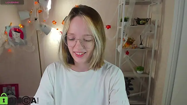 Snapshot of R0cket_bunny chatting on 10/21/25, 01:05 R0cket bunny online show from 10/21/25, 01:05