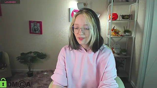 Snapshot of R0cket_bunny chatting on 11/14/25, 01:09 R0cket bunny online show from 11/14/25, 01:09