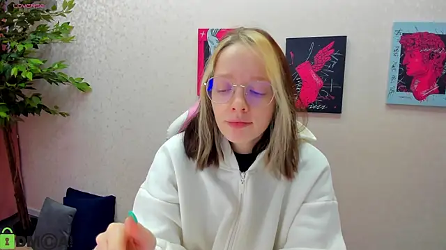 Snapshot of R0cket_bunny chatting on 12/14/25, 12:39 R0cket bunny online show from 12/14/25, 12:39