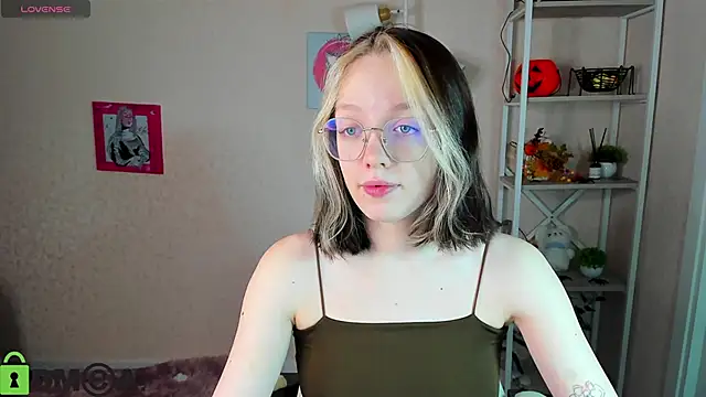 Snapshot of R0cket_bunny chatting on 11/13/25, 01:09 R0cket bunny online show from 11/13/25, 01:09