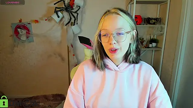 Snapshot of R0cket_bunny chatting on 11/10/25, 01:10 R0cket bunny online show from 11/10/25, 01:10