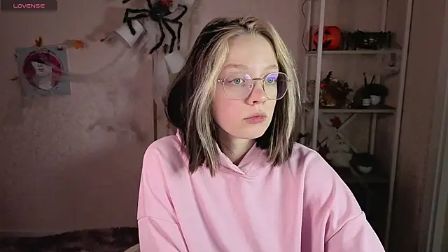 Snapshot of R0cket_bunny chatting on 11/11/25, 01:11 R0cket bunny online show from 11/11/25, 01:11