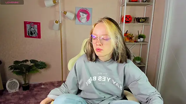 Snapshot of R0cket_bunny chatting on 11/19/25, 01:05 R0cket bunny online show from 11/19/25, 01:05