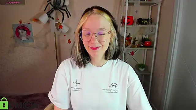 Snapshot of R0cket_bunny chatting on 11/06/25, 01:09 R0cket bunny online show from 11/06/25, 01:09