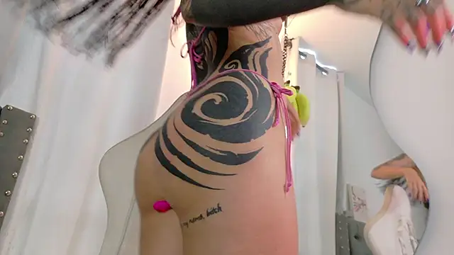 Snapshot of sara_queen10 chatting on 02/02/26, 06:51 sara queen10 online show from 02/02/26, 06:51