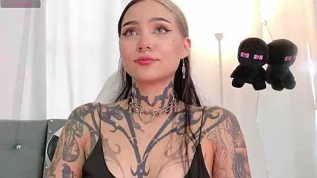 Snapshot of sara_queen10 chatting on 02/18/26, 05:53 sara queen10 online show from 02/18/26, 05:53